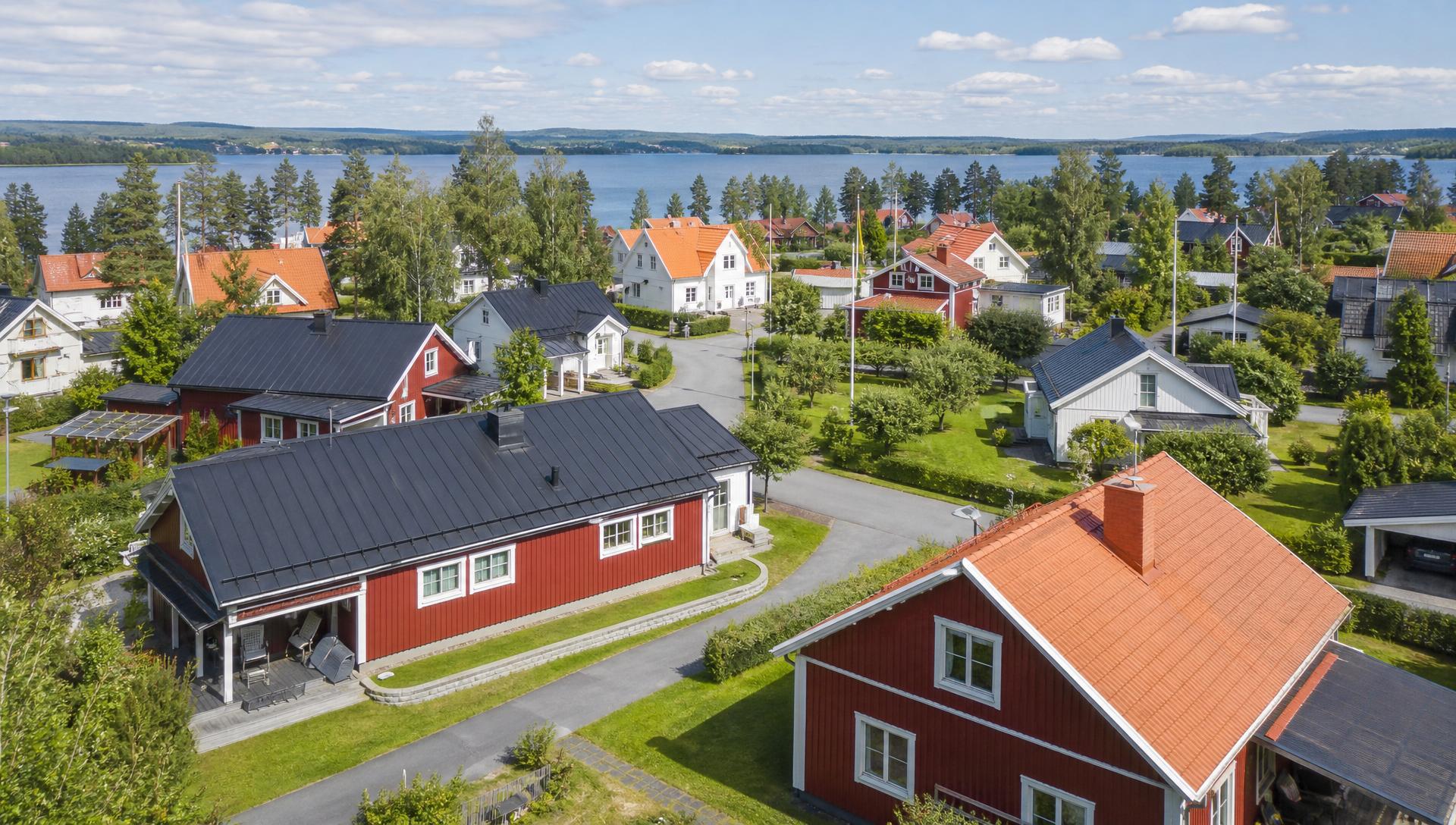 Flygbild över Sundsvall med traditionella trähus och tak